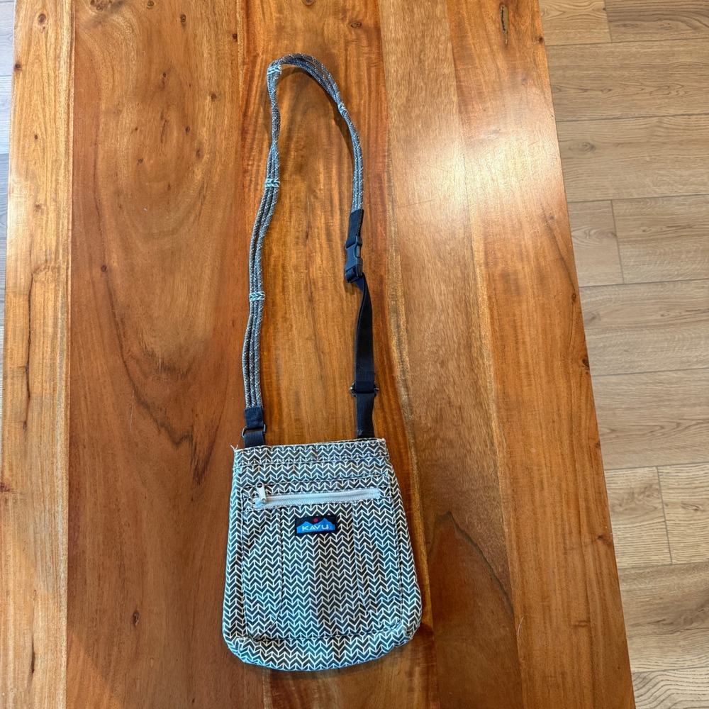 Kavu Women's Black/Tan Geometric Design Crossbody Bag.
